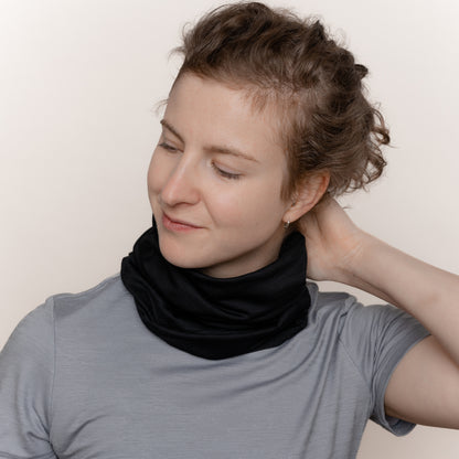 Weibliches Model mit Merino Schlauchschal Multifunktionstuch von Tom Fyfe in Schwarz als Halstuch 