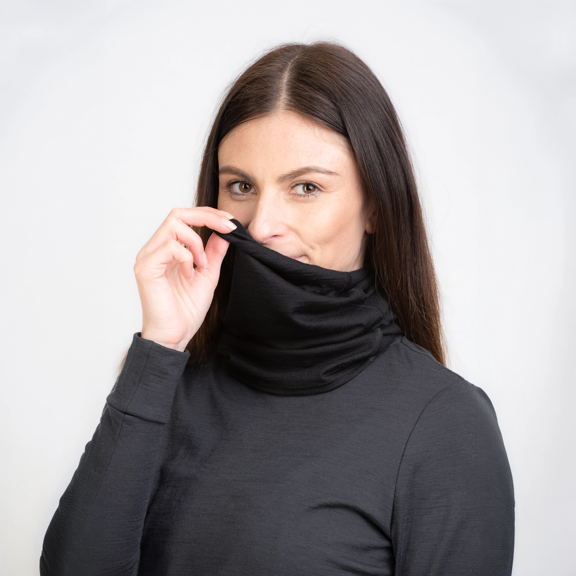 Weibliches Model mit Merino Schlauchschal Multifunktionstuch von TOM FYFE in Schwarz als Halstuch 