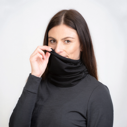 Weibliches Model mit Merino Schlauchschal Multifunktionstuch von TOM FYFE in Schwarz als Halstuch 