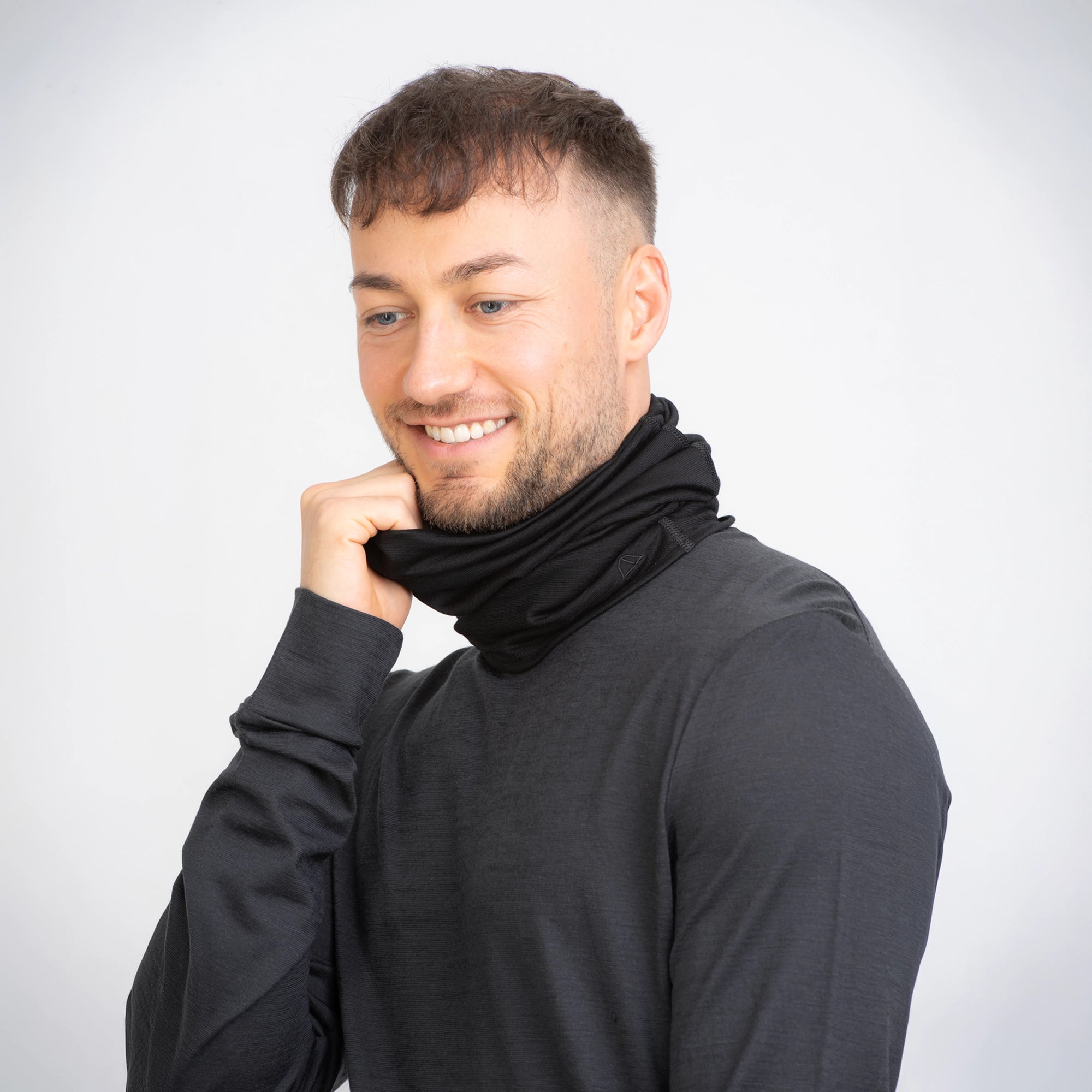 Männliches Model mit Merino Schlauchschal Multifunktionstuch von TOM FYFE in Schwarz 
