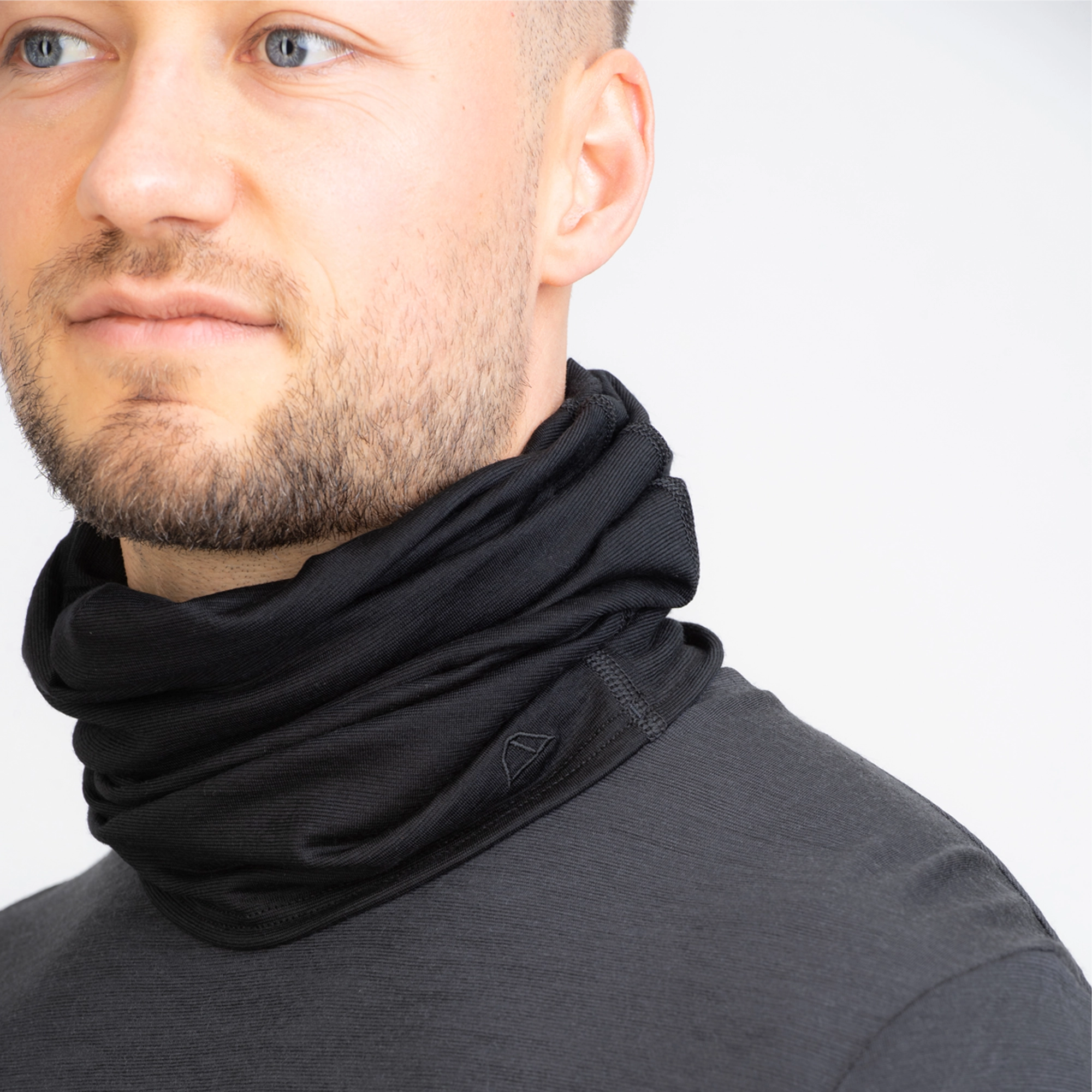 Männliches Model mit Merino Schlauchschal Multifunktionstuch von TOM FYFE in Schwarz 