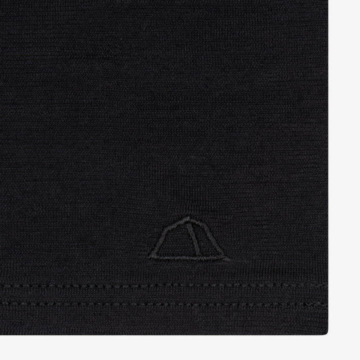 Merino Schlauchschal Multifunktionstuch gelegt mit gesticktem Logo von Tom Fyfe in Schwarz #farbe_schwarz