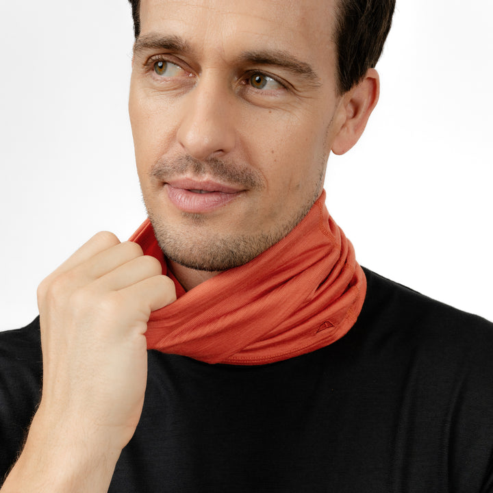 Männliches Model mit Merino Schlauchschal Multifunktionstuch von Tom Fyfe in Terracotta #farbe_terracotta