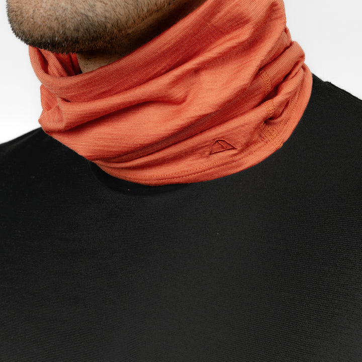 Männliches Model mit Merino Schlauchschal Multifunktionstuch von Tom Fyfe in Terracotta #farbe_terracotta