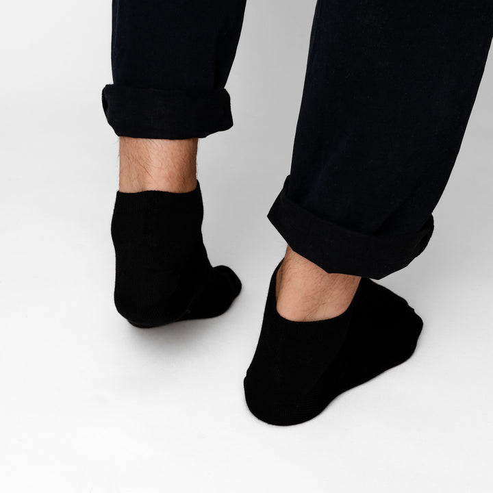 Merino Sneakersocken Hinteransicht von Tom Fyfe in Schwarz #farbe_schwarz