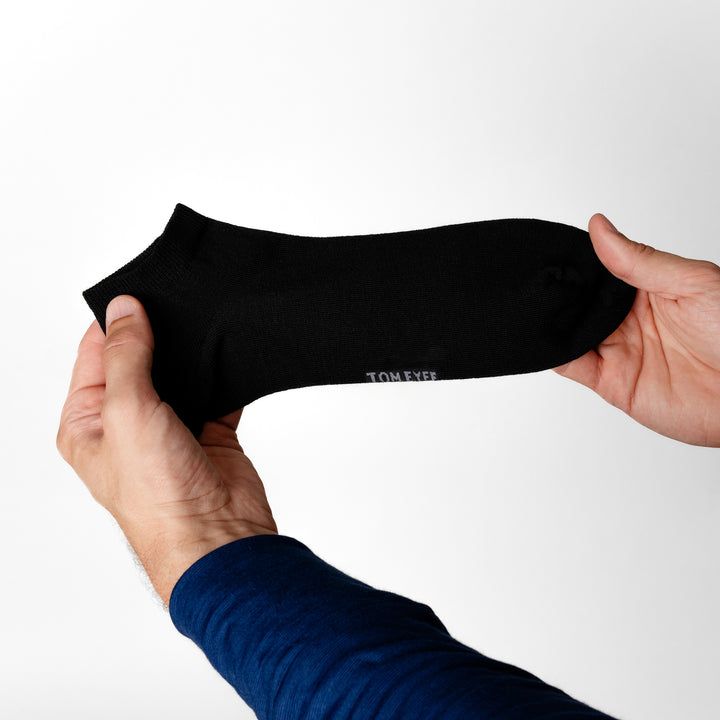 Merino Sneakersocken gelegt von Tom Fyfe in Schwarz #farbe_schwarz