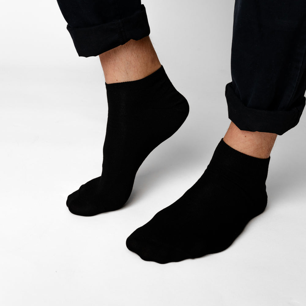 Merino Sneakersocken von Tom Fyfe getragen in Schwarz #farbe_schwarz