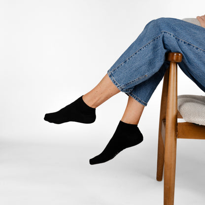 Merino Sneakersocken Seitenansicht von Tom Fyfe in Schwarz 