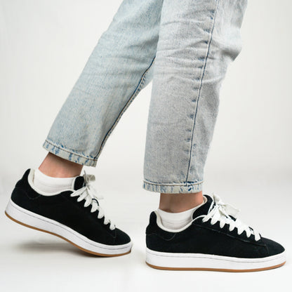Merino Sneakersocken von Tom Fyfe Seitenansicht in Sneaker in Weiss 