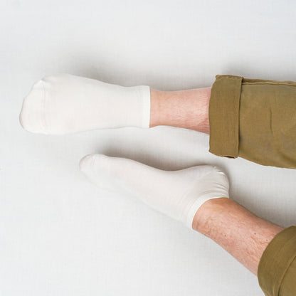 Merino Sneakersocken von Tom Fyfe Seitenansicht Front in Weiss 