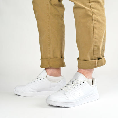 Merino Sneakersocken von Tom Fyfe getragen in Sneaker in Weiss 