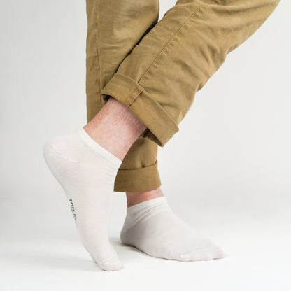 Merino Sneakersocken von Tom Fyfe Frontansicht und Seitenansicht in Weiss 