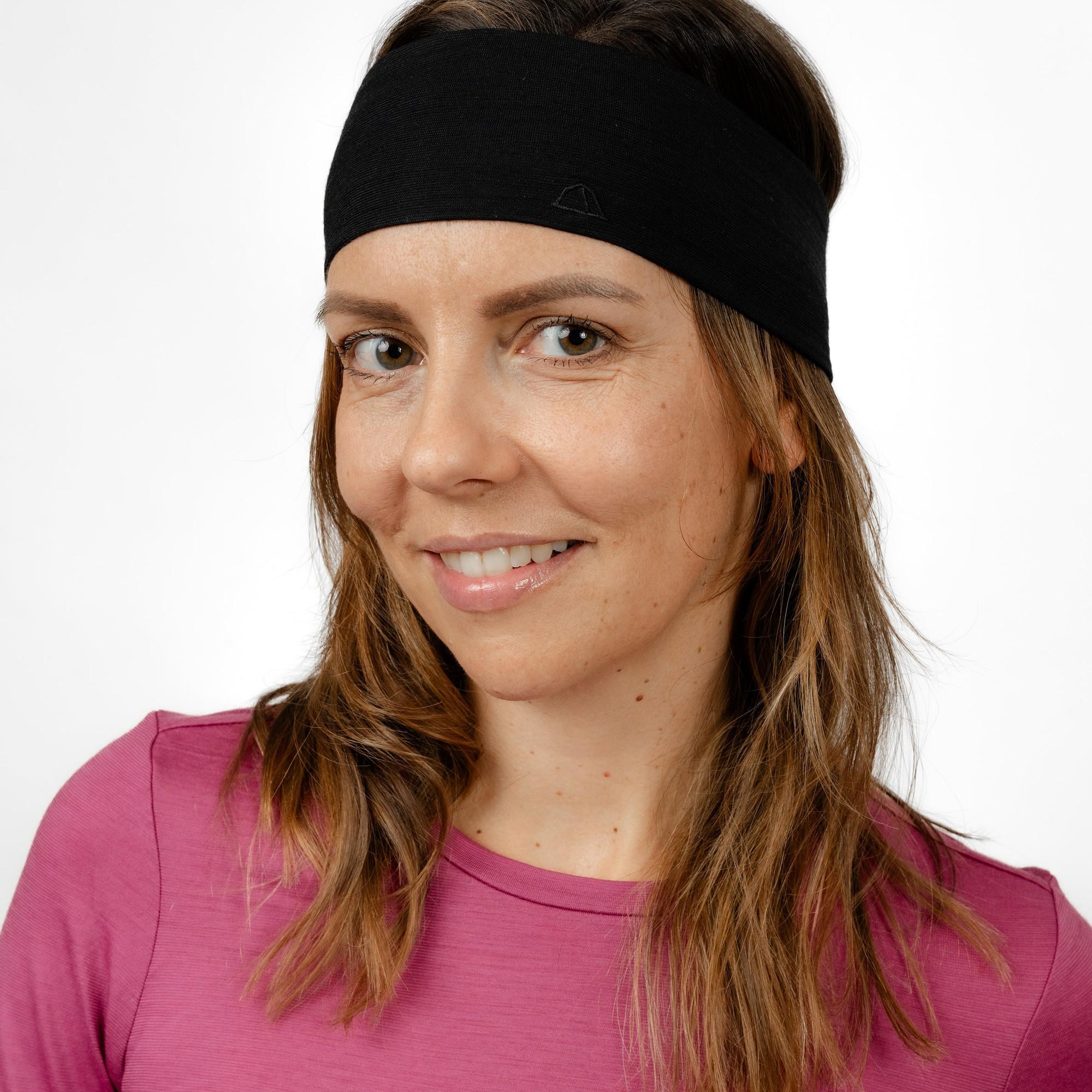 Weibliches Model mit Merino Stirnband von Tom Fyfe in Schwarz 