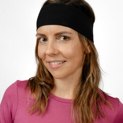 Weibliches Model mit Merino Stirnband von Tom Fyfe in Schwarz 