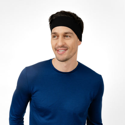 Männliches Model mit Merino Stirnband von Tom Fyfe in Schwarz 