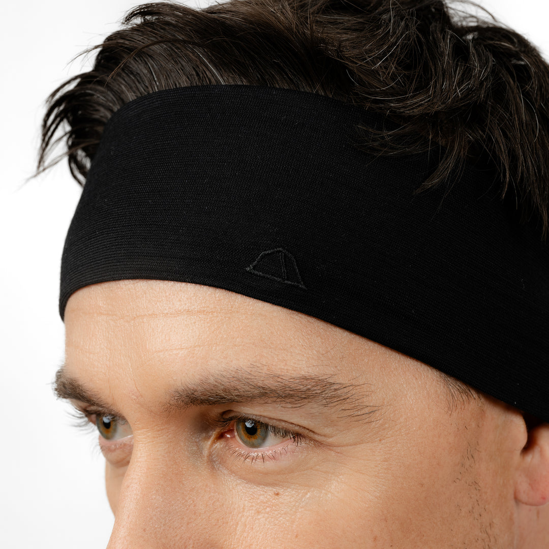 Männliches Model mit Merino Stirnband Seitenansicht Tom Fyfe in Schwarz #farbe_schwarz