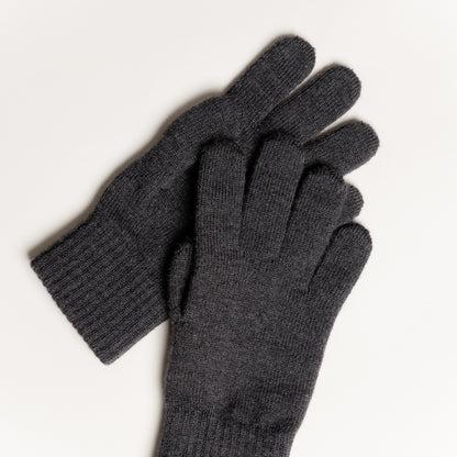 Die gestrickten Handschuhe aus Merinowolle in der Farbe Anthrazit sorgen für Wärme und Komfort 