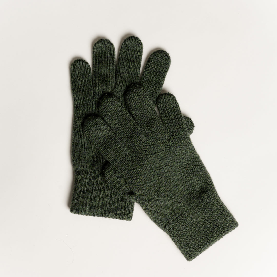 Die gestrickten Handschuhe aus Merinowolle in der Farbe Dunkelgrün sorgen für Wärme und Komfort #farbe_dunkelgruen