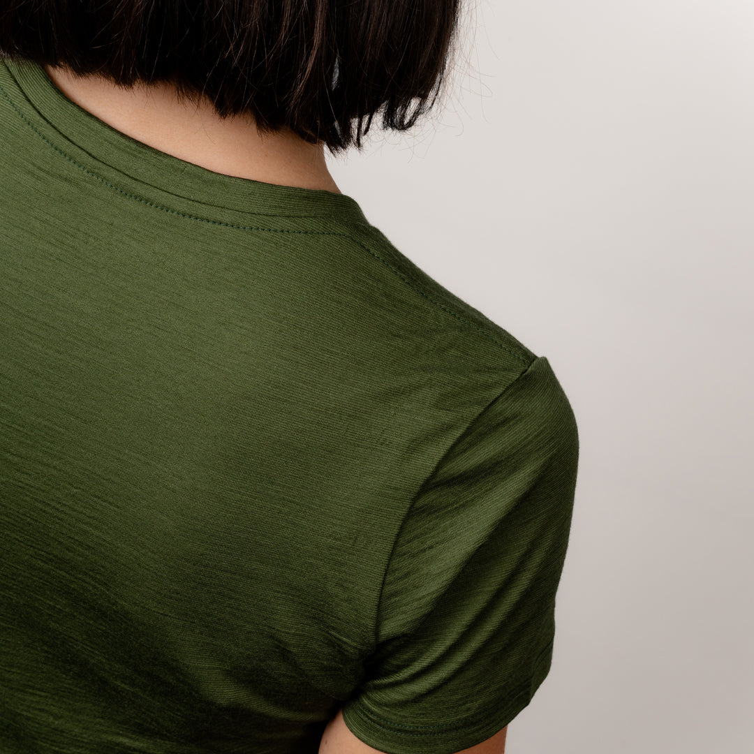 Model im Merino Damen Shirt von Tom Fyfe in Wadgrün Schulter #farbe_waldgruen