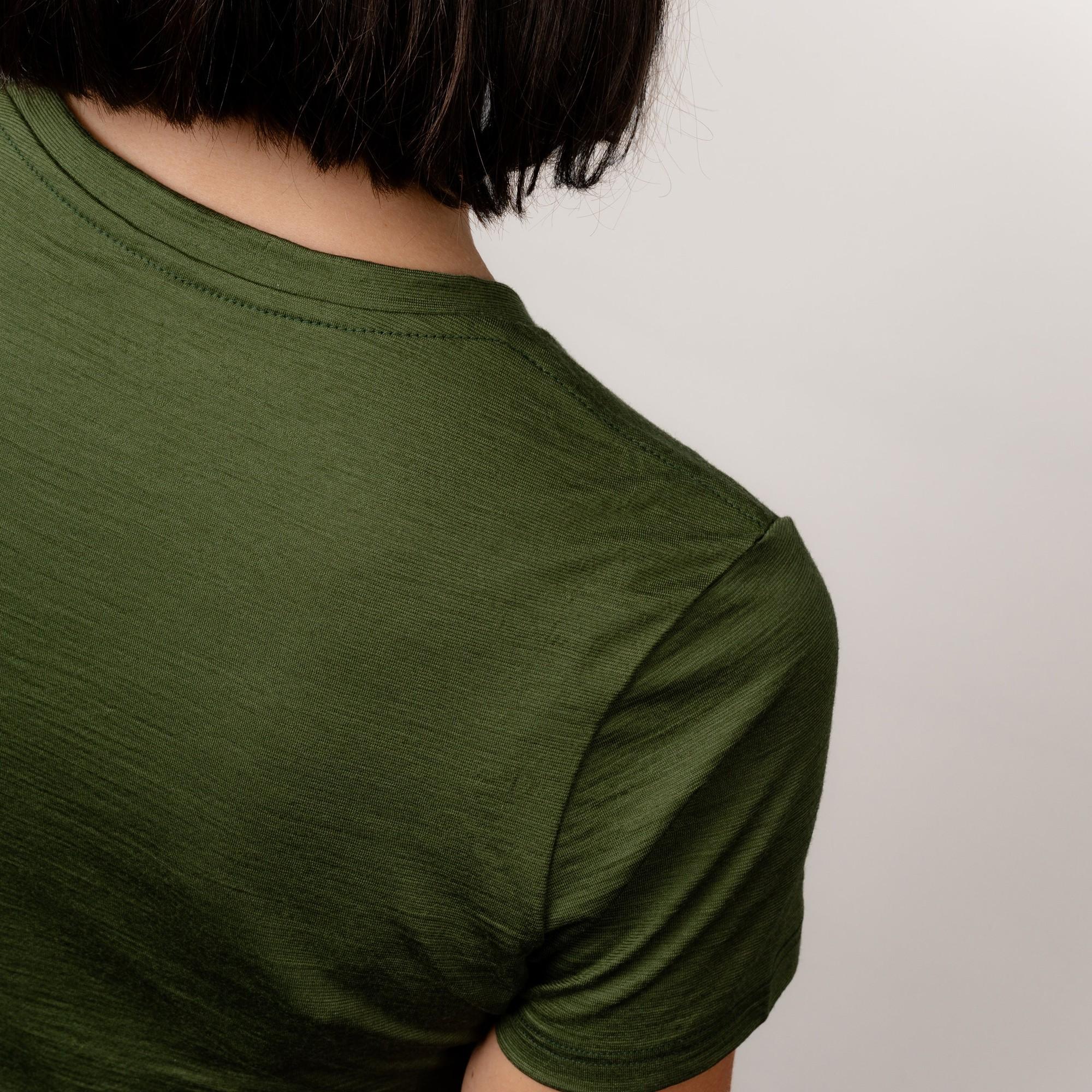 Model im Merino Damen Shirt von Tom Fyfe in Wadgrün Schulter 