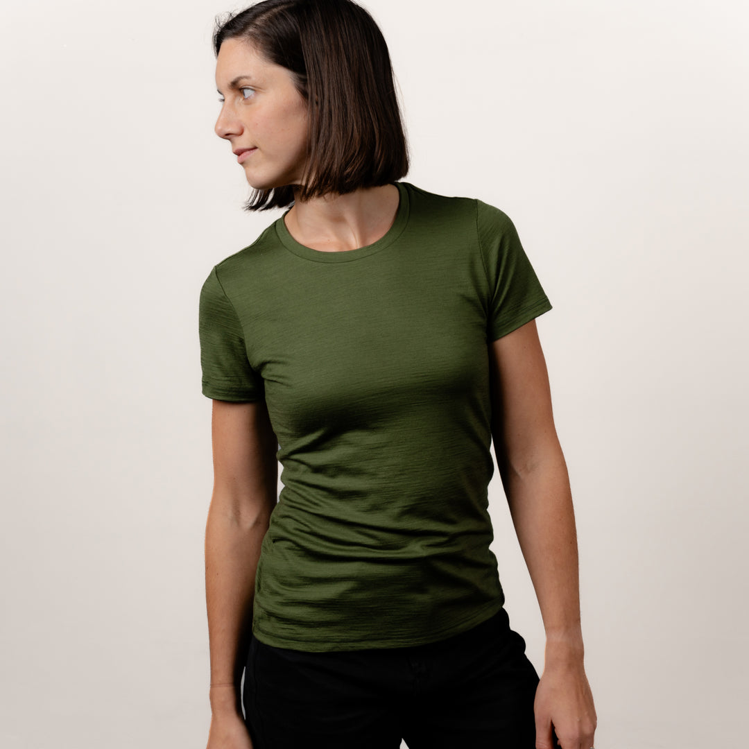 Model im Merino Damen Shirt von Tom Fyfe in Waldgrün Frontansicht #farbe_waldgruen