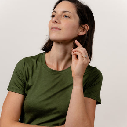 Model im Merino Damen Shirt von Tom Fyfe in Wadgrün Profil Front 