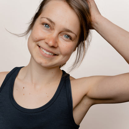 Model mit Merino Damen Tank-Top von Tom Fyfe in Anthrazit Nahaufnahme Arm Brust Bereich 