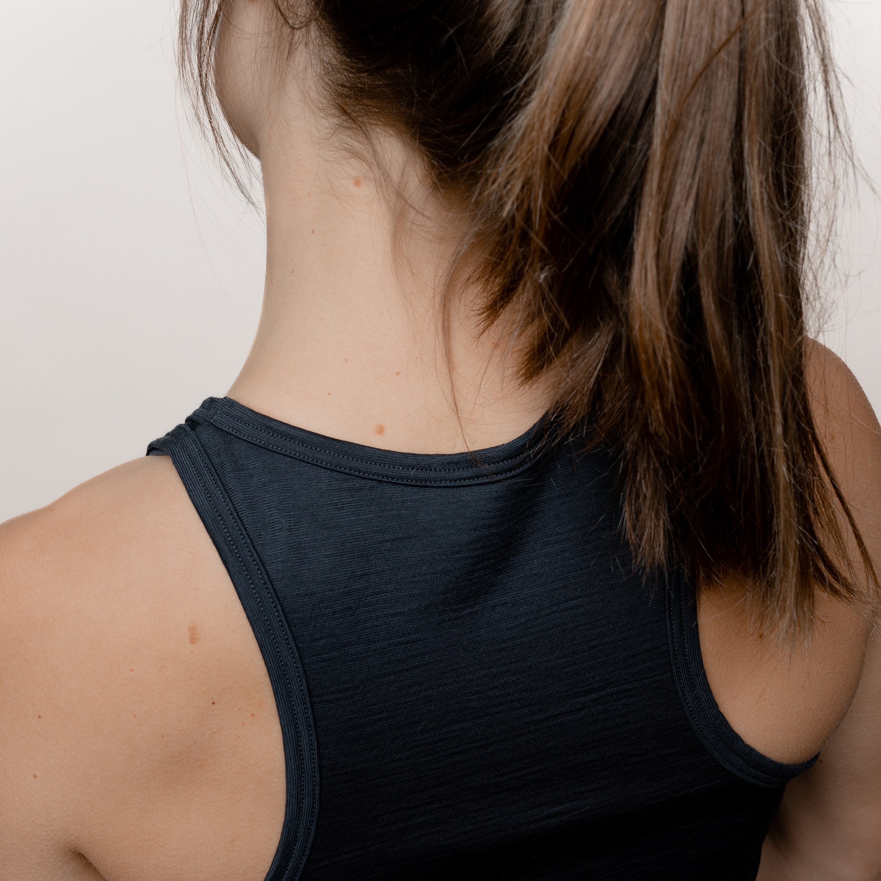 Model mit Merino Damen Tank-Top von Tom Fyfe in Anthrazit Nahaufnahme Schulter Nacken Bereich 