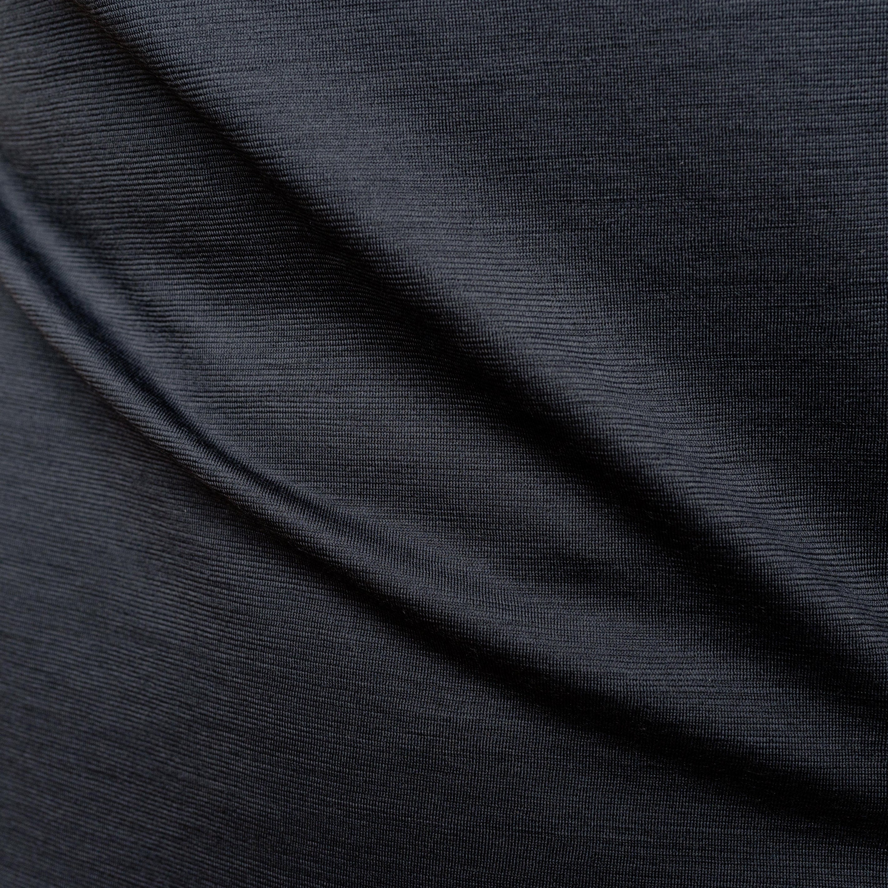 Merino Herren Tank-Top von Tom Fyfe Detailaufnahme der Stofffarbe Anthrazit 