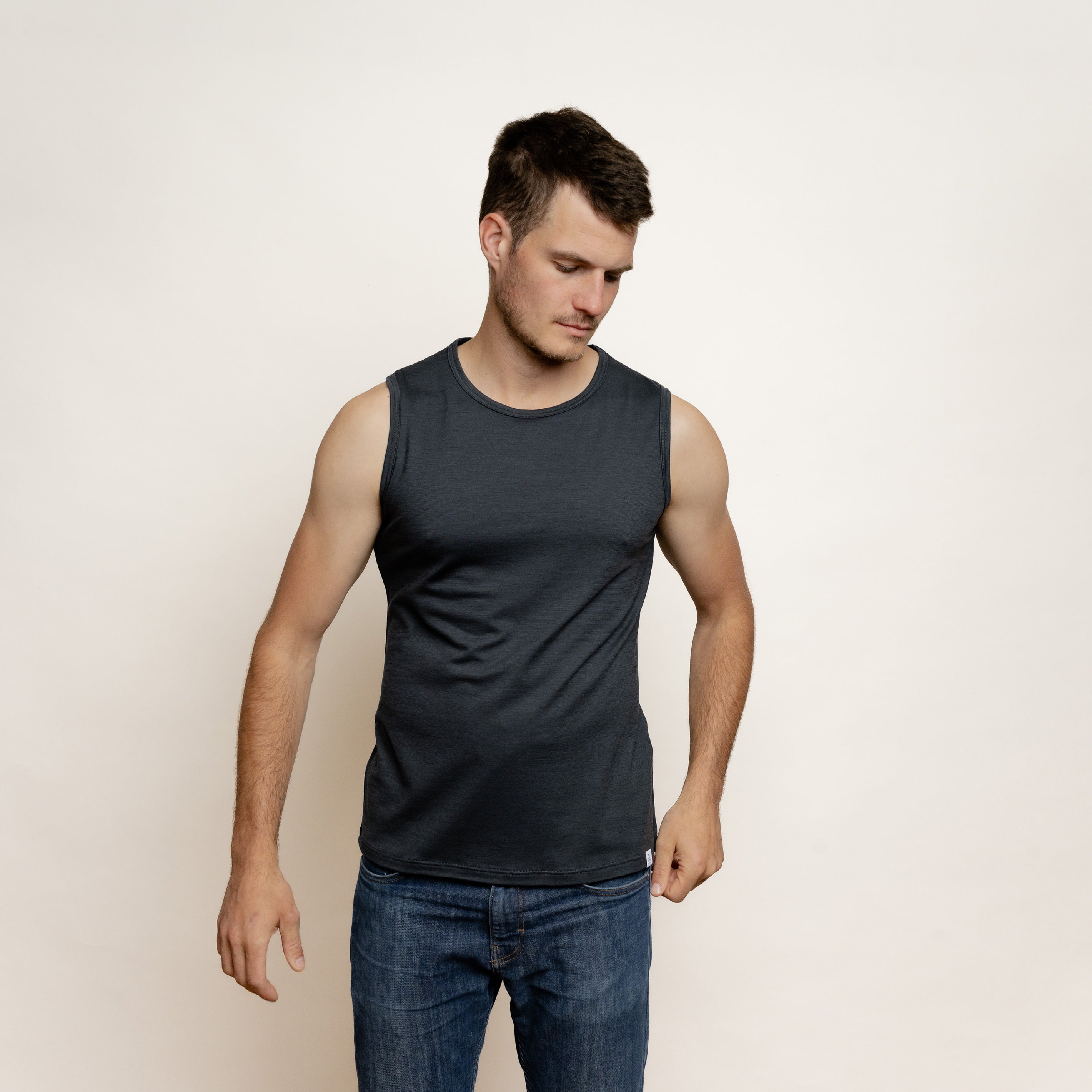 Model mit Merino Herren Tank-Top von Tom Fyfe in Anthrazit Frontansicht 