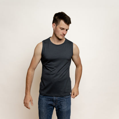Model mit Merino Herren Tank-Top von Tom Fyfe in Anthrazit Frontansicht 