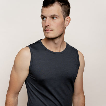 Model mit Merino Herren Tank-Top von Tom Fyfe in Anthrazit Nahaufnahme Arm Brust Bereich 