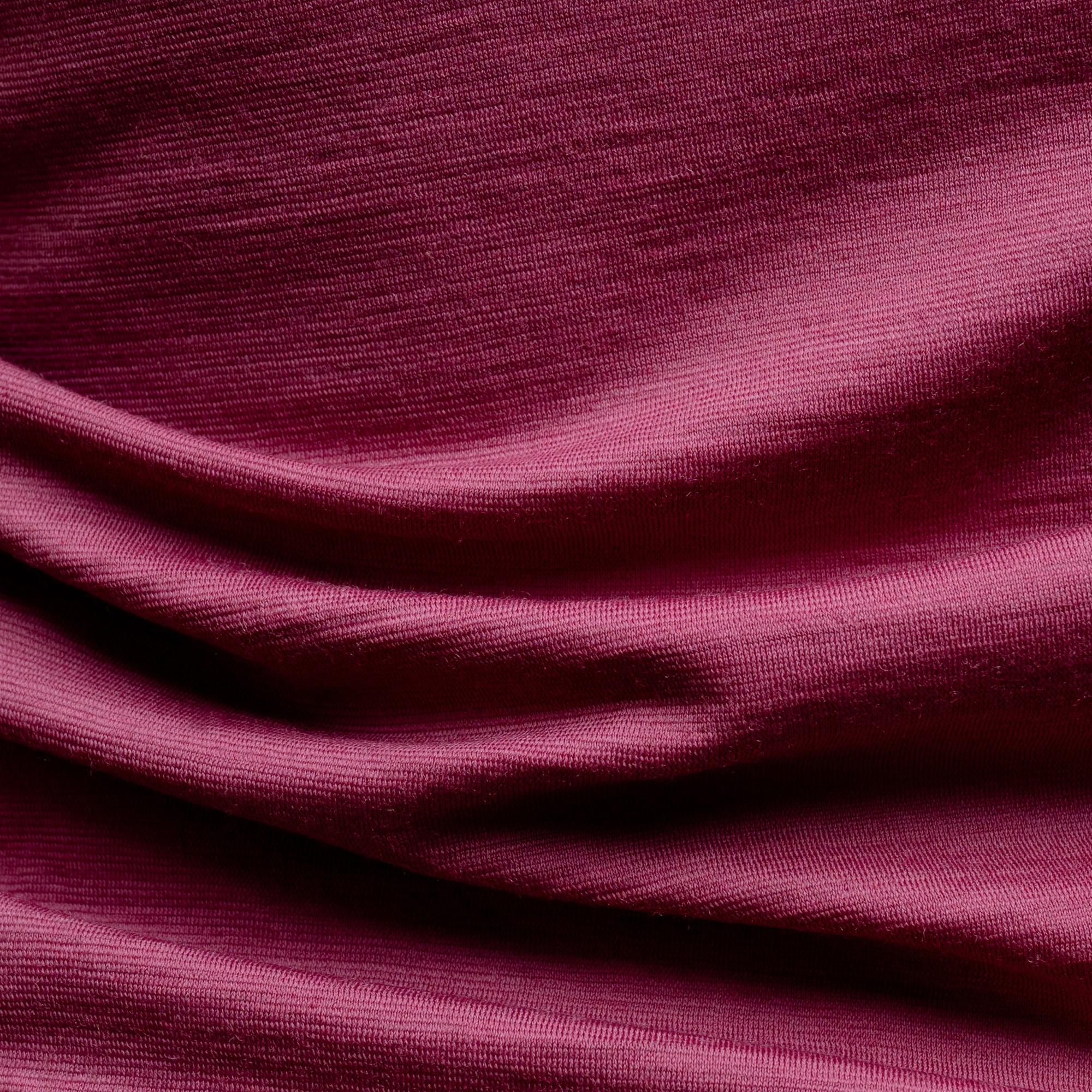 Merino Damen Tank-Top von Tom Fyfe Detailaufnahme der Stofffarbe Brombeere 