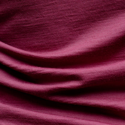 Merino Damen Tank-Top von Tom Fyfe Detailaufnahme der Stofffarbe Brombeere 