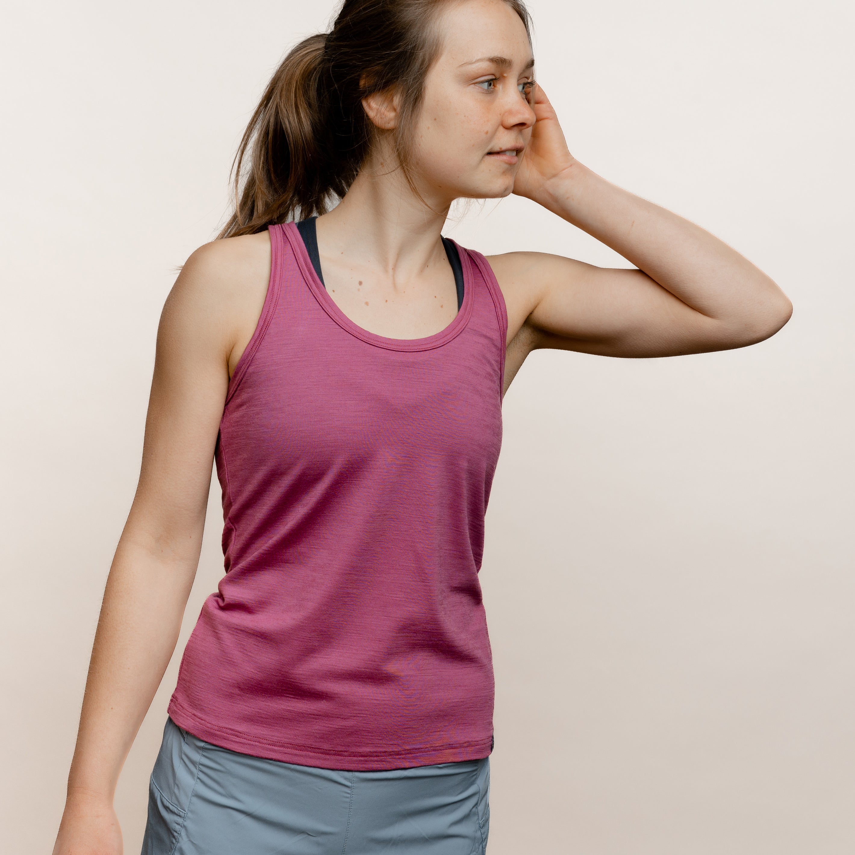 Model mit Merino Damen Tank-Top von Tom Fyfe in Brombeere Frontansicht #farbe_brombeere