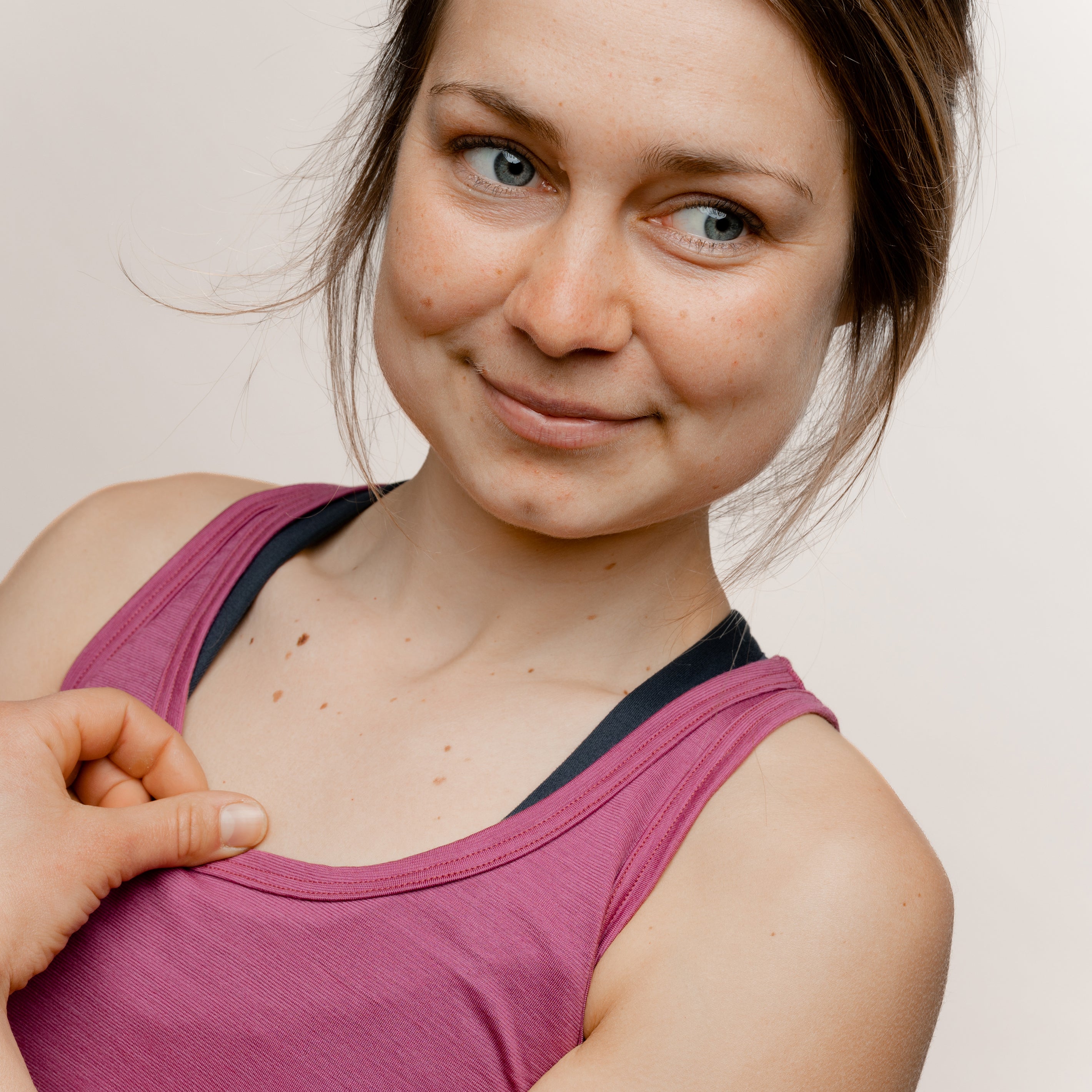 Model mit Merino Damen Tank-Top von Tom Fyfe in Brombeere Nahaufnahme Brust Bereich #farbe_brombeere