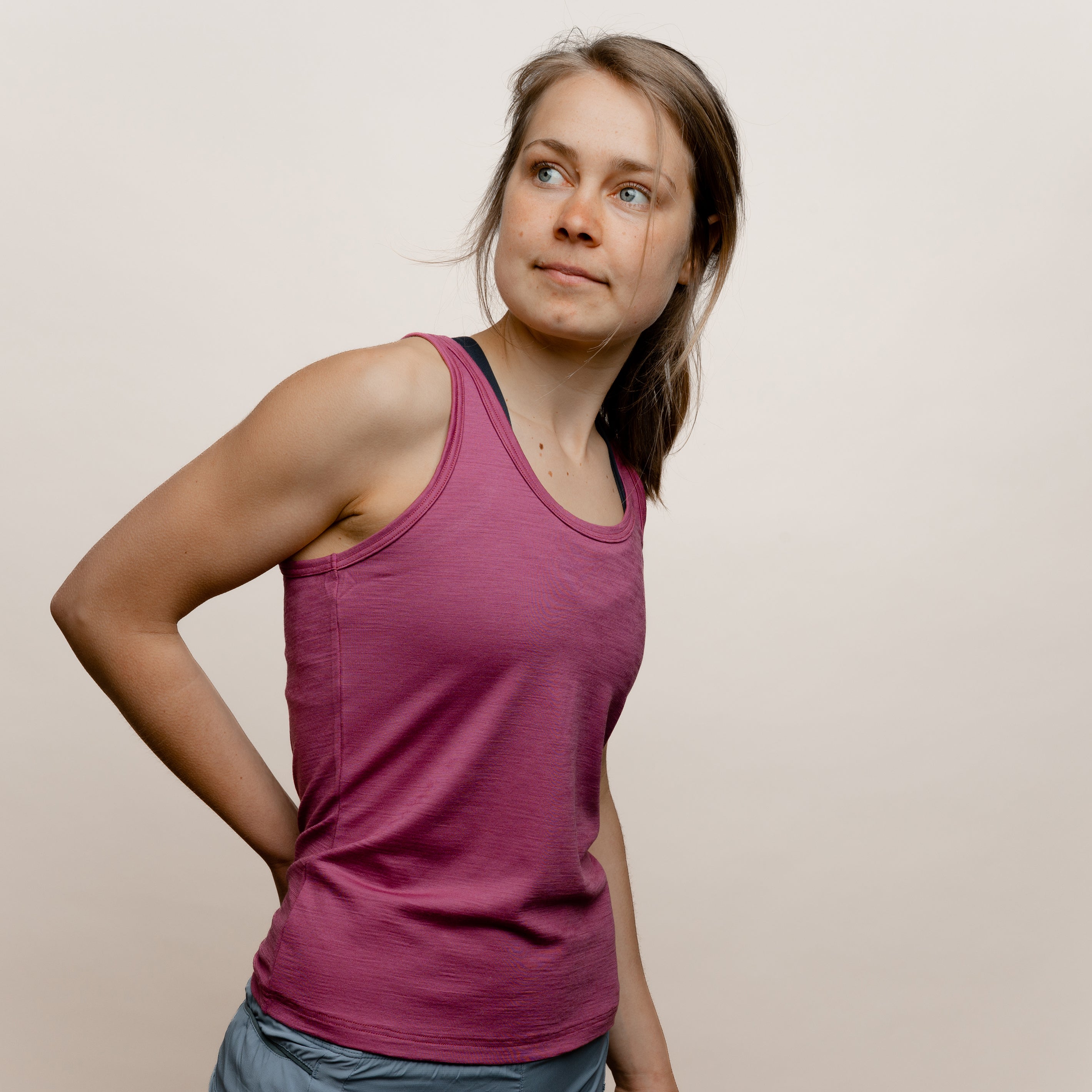 Model mit Merino Damen Tank-Top von Tom Fyfe in Brombeere Seitenansicht 