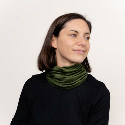 Dehnbarer Merino Schlauchschal Multifunktionstuch von Tom Fyfe in Waldgrün 