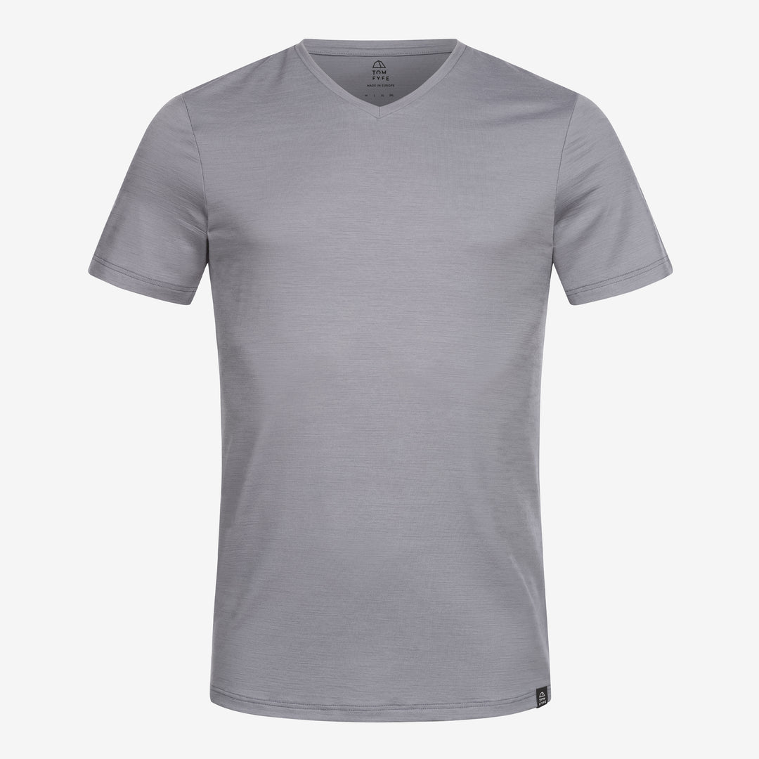 Merino Herren Shirt mit V-Ausschnitt Frontansicht von Tom Fyfe in Hellgrau #farbe_hellgrau