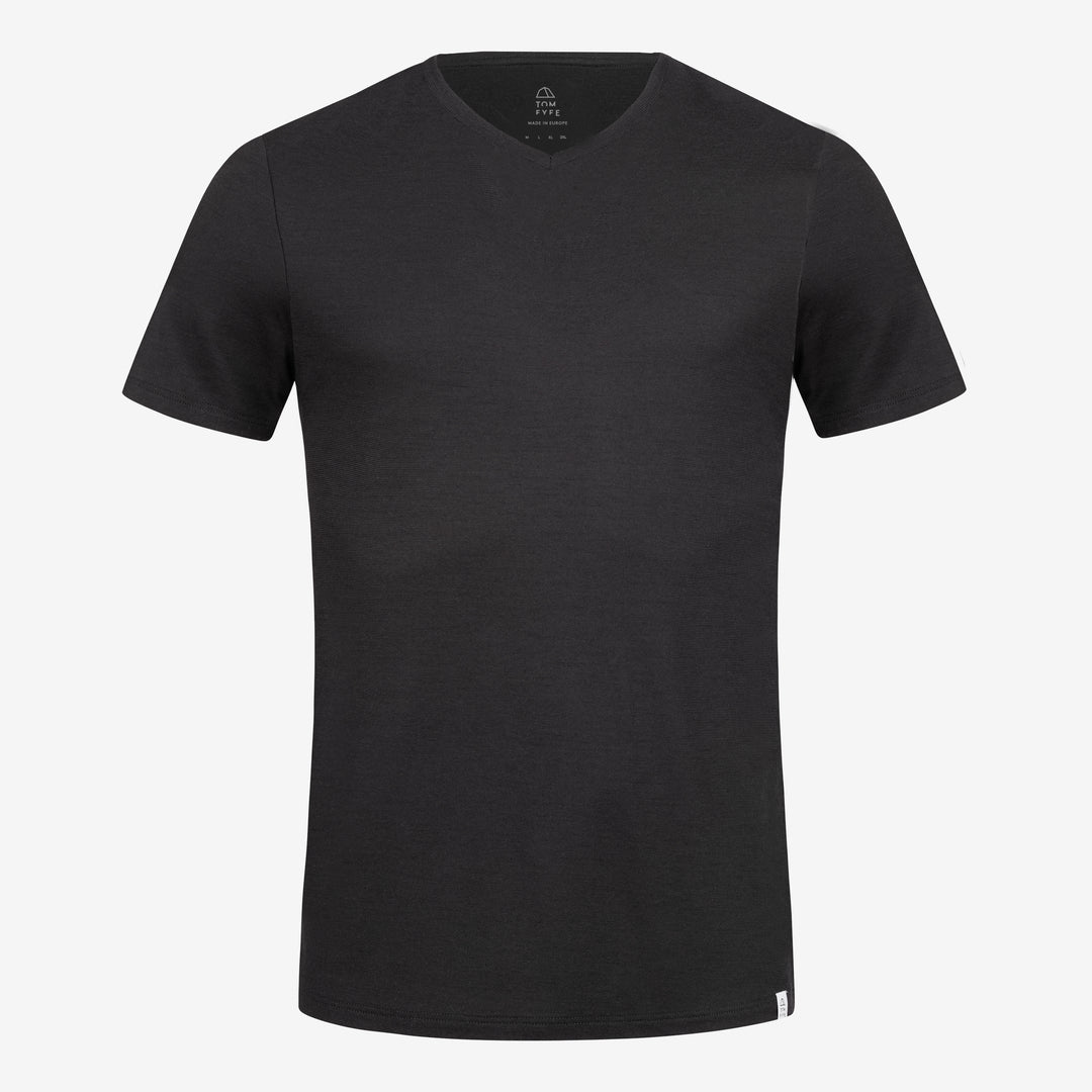 Merino Herren Shirt mit V-Ausschnitt Frontansicht von Tom Fyfe in Schwarz #farbe_schwarz