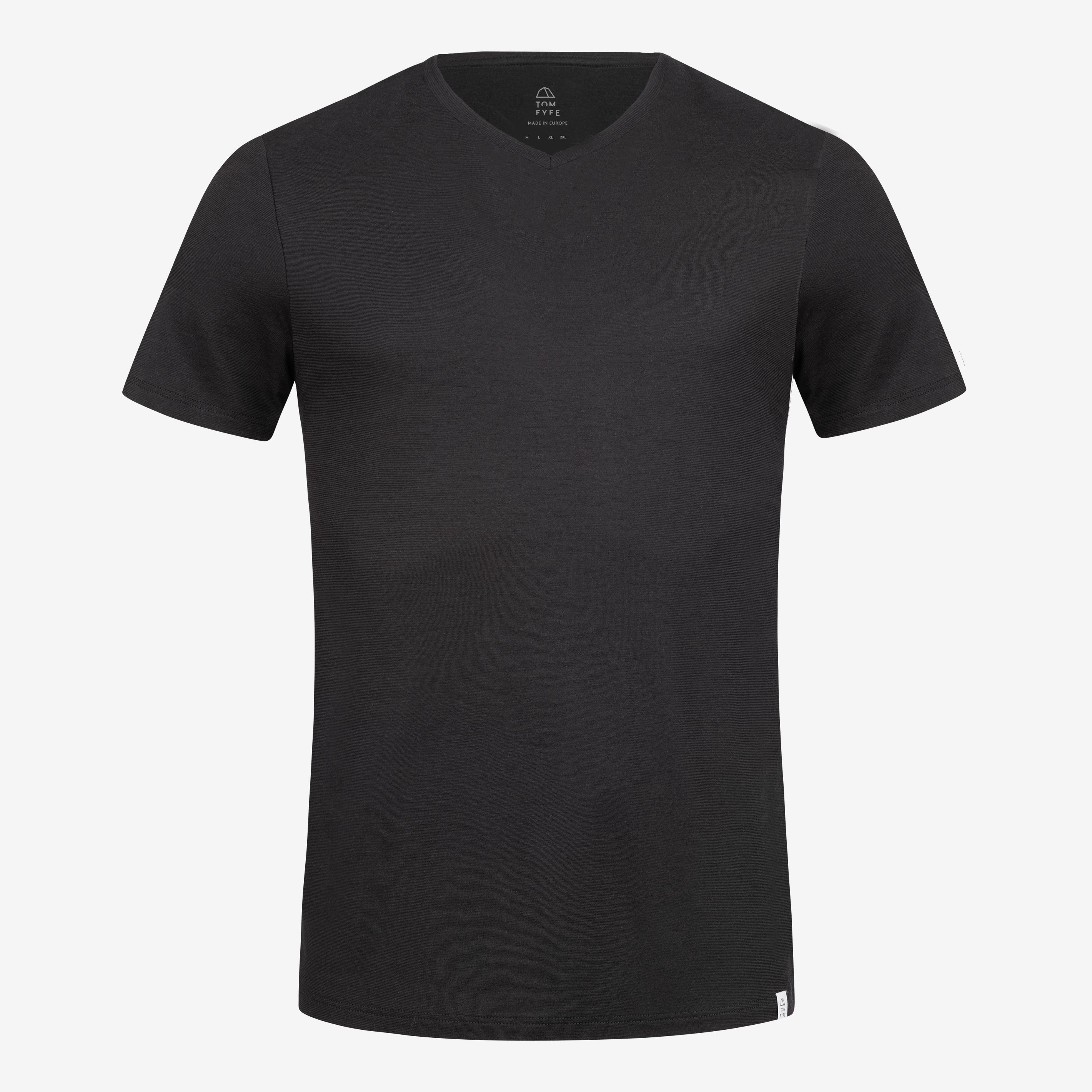 Merino Herren Shirt mit V-Ausschnitt Frontansicht von Tom Fyfe in Schwarz 