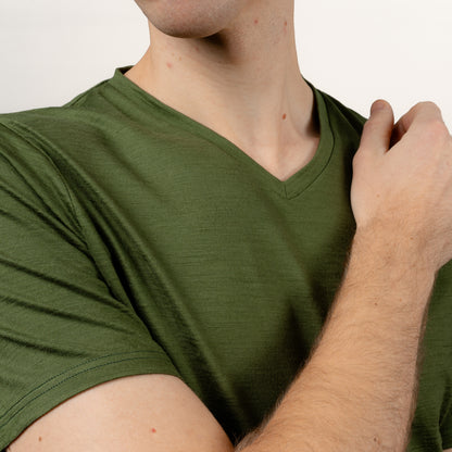 Merino Herren Shirt mit V-Ausschnitt Frontansicht von Tom Fyfe in Waldgruen 