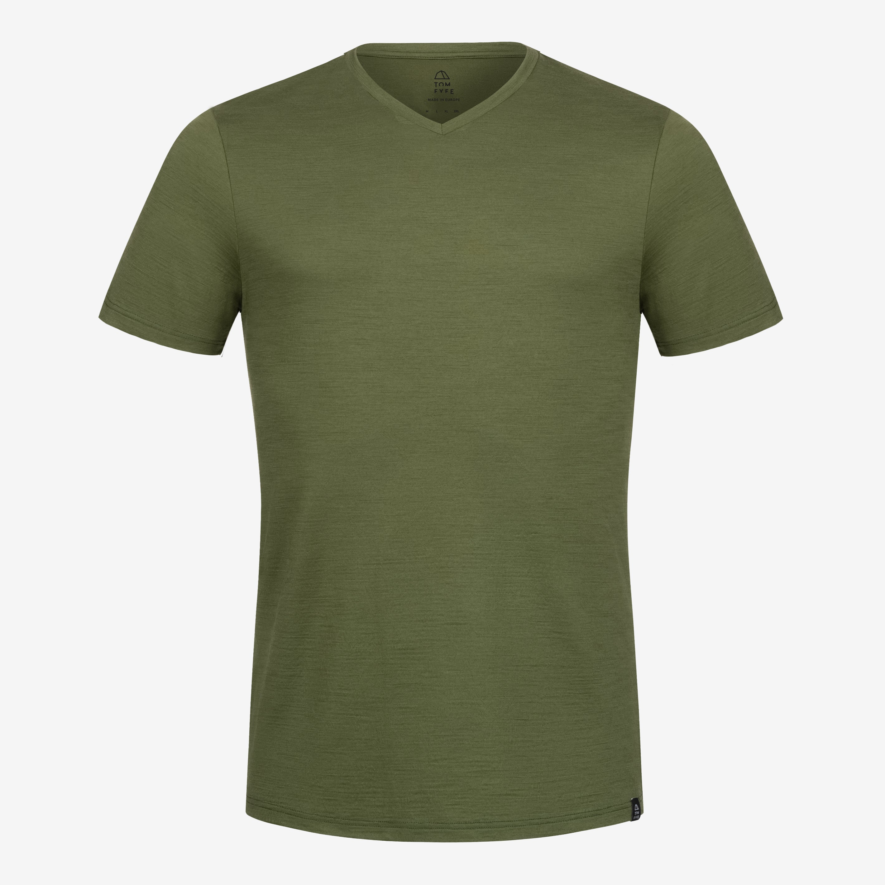 Merino Herren Shirt mit V-Ausschnitt Frontansicht von Tom Fyfe in Waldgruen 