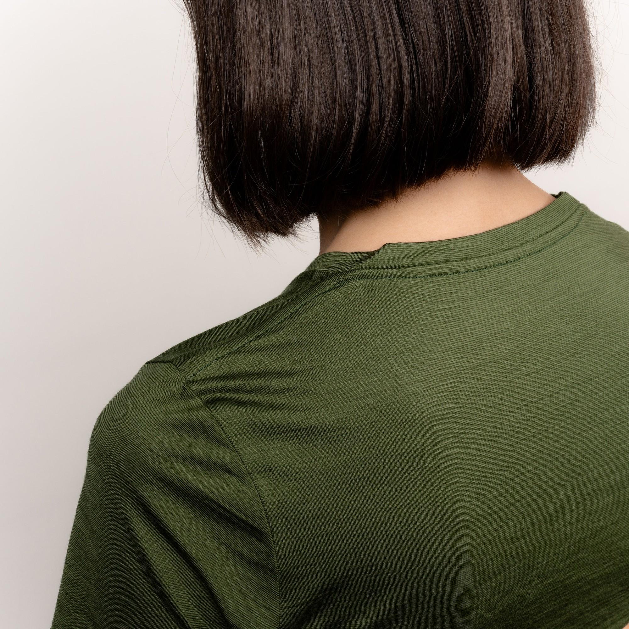 Model im Merino Damen Shirt mit Ausschnitt von Tom Fyfe in Wadgrün Detailaufnahme Schulter 