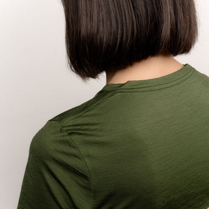 Model im Merino Damen Shirt mit Ausschnitt von Tom Fyfe in Wadgrün Detailaufnahme Schulter 