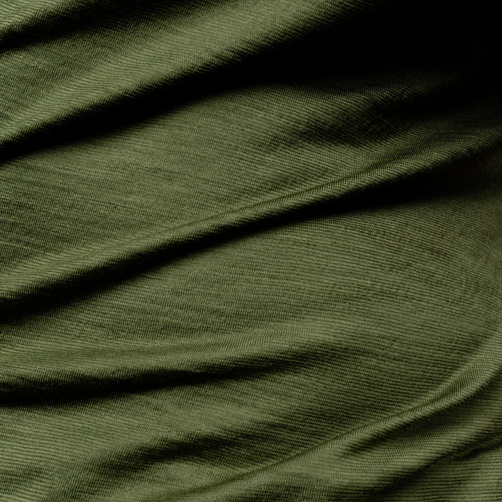 Merino Damen Shirt mit Ausschnitt von Tom Fyfe in Wadgrün Stoff im Detail #farbe_waldgruen