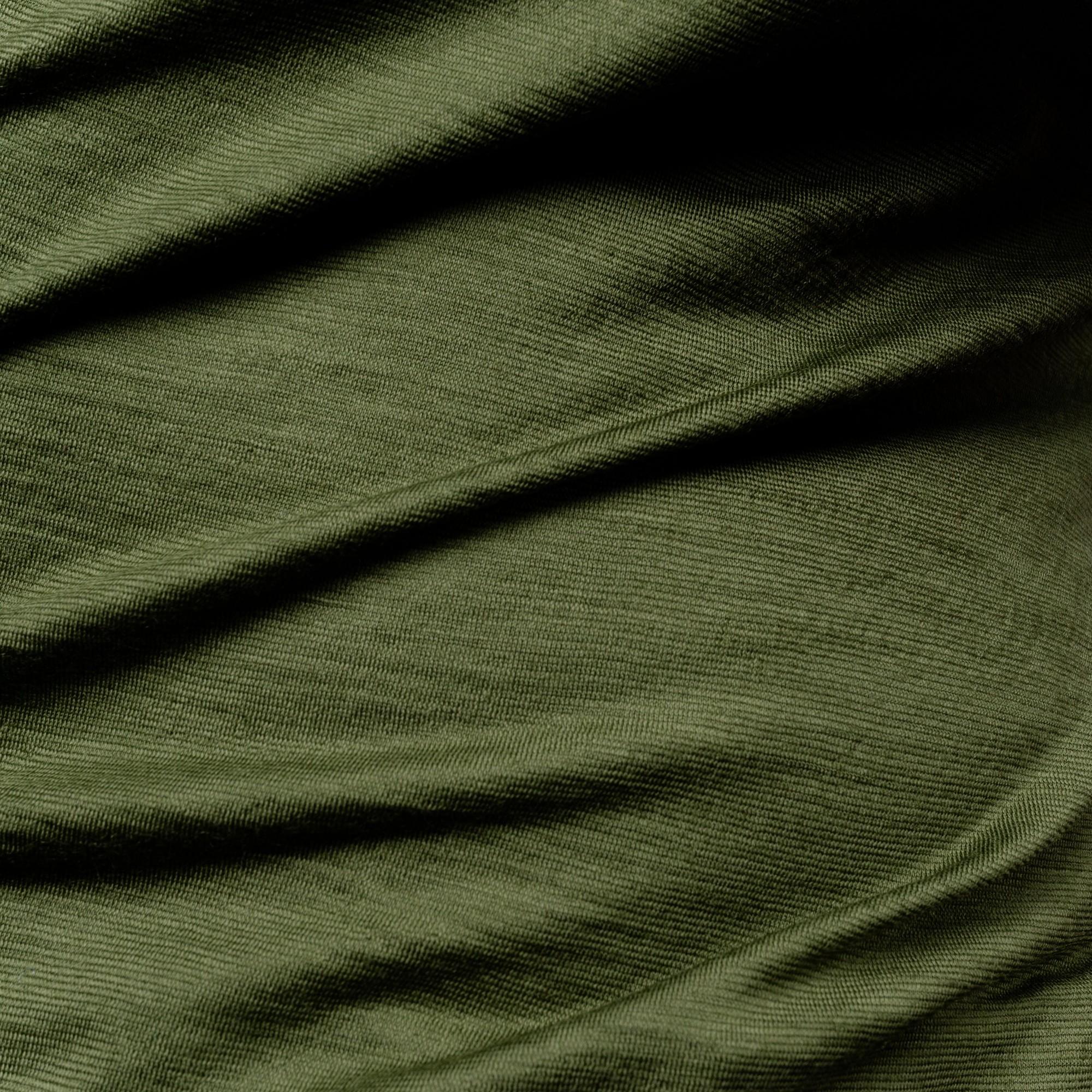 Merino Damen Shirt mit Ausschnitt von Tom Fyfe in Wadgrün Stoff im Detail 