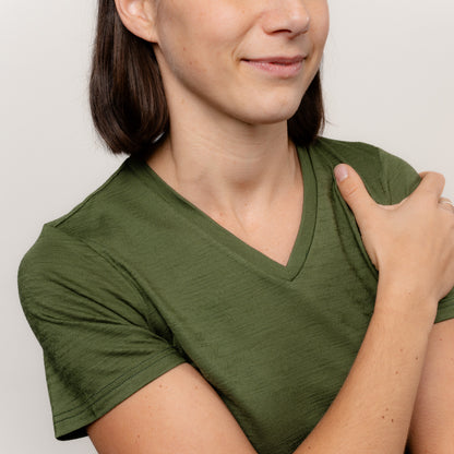 Model im Merino Damen Shirt mit Ausschnitt von Tom Fyfe in Wadgrün 