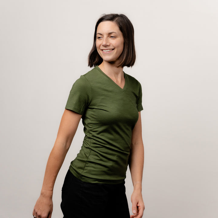 Model im Merino Damen Shirt mit Ausschnitt von Tom Fyfe in Wadgrün Frontansicht #farbe_waldgruen