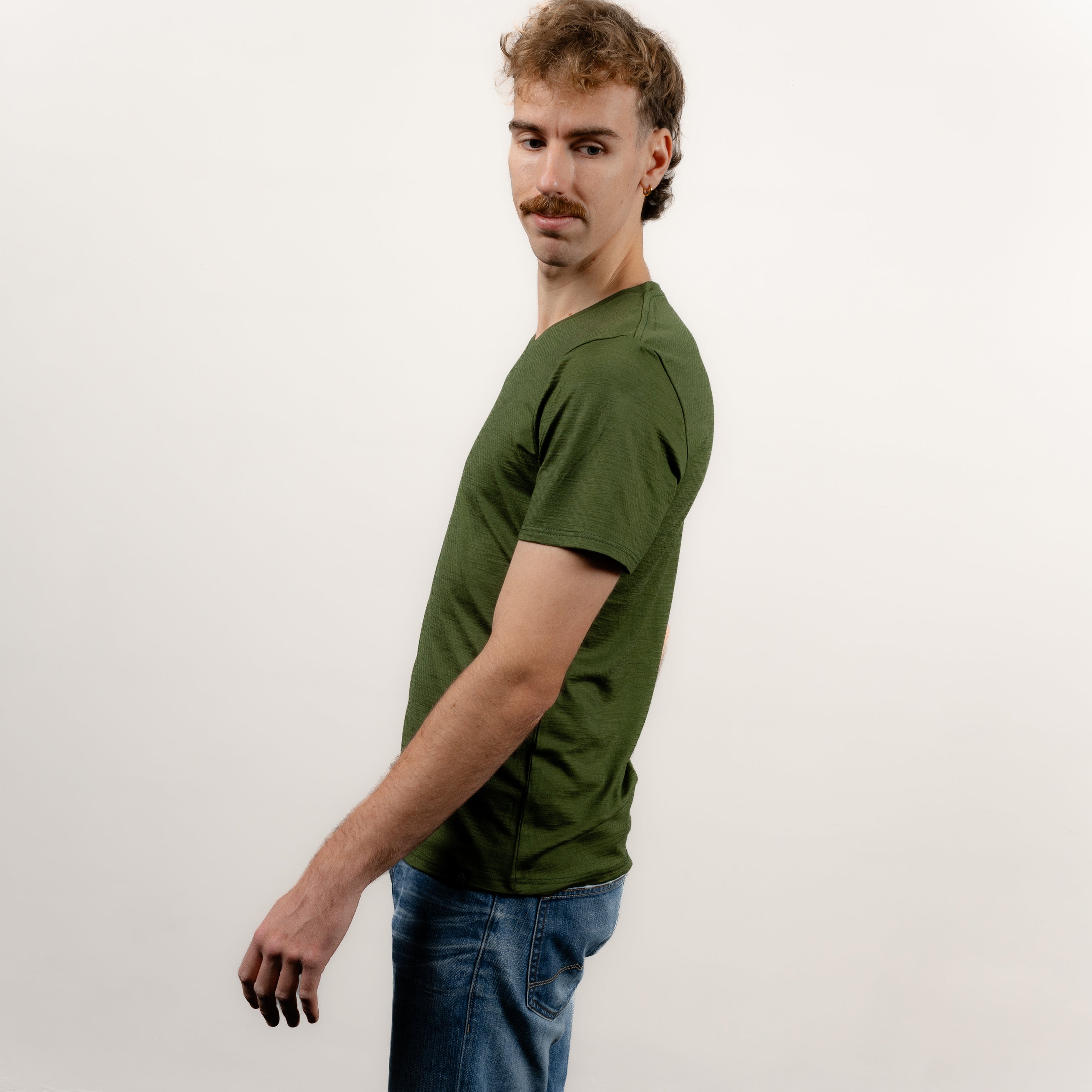 Merino Herren Shirt mit V-Ausschnitt Frontansicht von Tom Fyfe in Waldgruen 